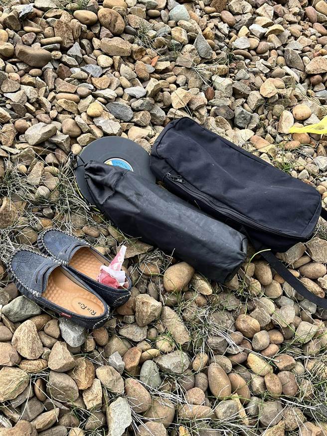 台铁海线苗栗县通霄镇至苑里间12日清晨发生区间列车撞死横越轨道民眾，事故现场附近留有疑似死者鞋子等物品。（读者提供／谢明俊苗栗传真）