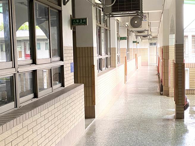 金门某国中一名男老师邀约于20名热舞社女学生外拍，并要求换穿清凉服装拍辣照，涉嫌性骚扰遭调查中。(于家麒摄)