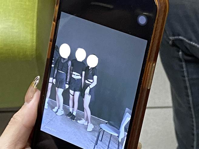 多名女学生曾遭该男师邀约至家中或「工作室」，配合穿着薄纱篓空的清凉服装拍辣照。(翻摄自女学生家长手机)