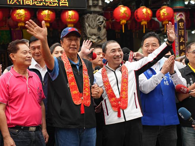 今（12）日是农历3月23日天上圣母圣诞，板桥慈惠宫依年例恭请妈祖巡安遶境板桥市区，新北市长侯友宜一早便前往参拜恭祝妈祖圣诞千秋，也首度与鸿海创办人郭台铭同台，并一起点燃「起马炮」。(黄敬文摄)