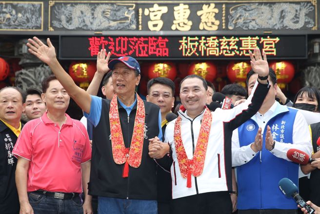 板桥慈惠宫12日举行癸卯年天上圣母圣诞巡安遶境，新北市长侯友宜、鸿海创办人郭台铭一同出席。（杜宜谙摄）