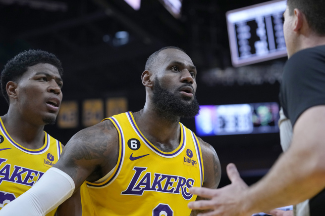 詹姆斯（中）力争生涯第5座总冠军金杯。（美联社资料照）