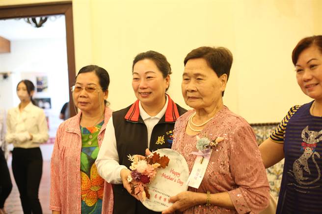 年近90岁赖蓬味（右二）今年获花莲县政府「暖心妈妈」的表扬。（民眾提供／罗亦晽花莲传真）