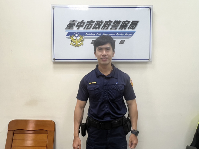 防抢演练「大外割」超吸睛，丰原「猛男战警」为健美赛3个月瘦18公斤。(警方提供)