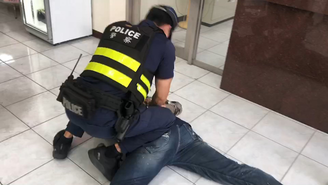 抢演练「大外割」超吸睛，丰原「猛男战警」为健美赛3个月瘦18公斤。(警方提供)