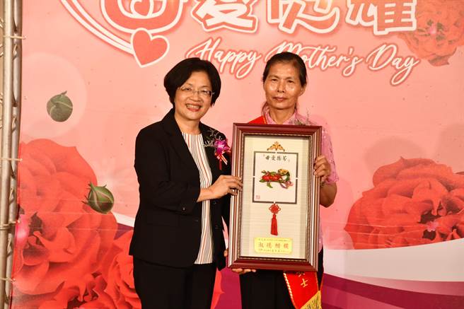侯丽娇（右）从彰化县长王惠美（左）手中接下模范母亲奖项。（彰县府提供／孙英哲彰化传真）