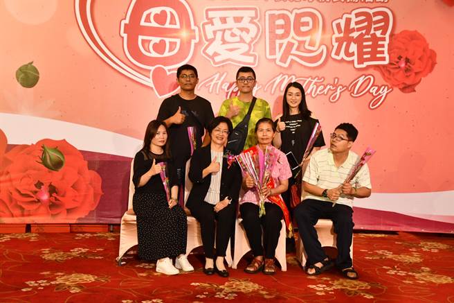 侯丽娇（前排右二）奉献自己给珍爱的家人，让家庭充满她的爱。（彰县府提供／孙英哲彰化传真）
