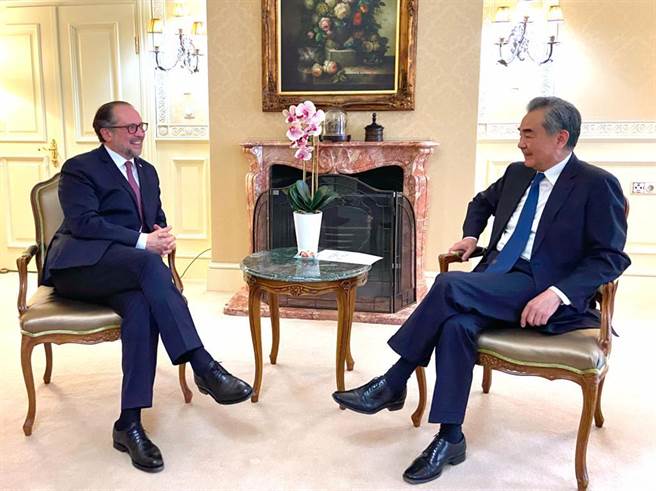 中共中央政治局委員、中央外事工作委員會辦公室主任王毅當地時間11日在維也納會見外交部長查倫柏。（摘自新華社）