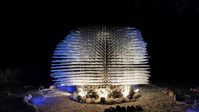 嘉义市「走走春生活实验节」装置艺术点亮圆林仔社区夜景。（嘉义市政府提供／廖素慧嘉市传真）