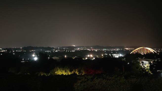 嘉义市圆林仔社区闪亮夜景，是限定秘景。（嘉义市政府提供／廖素慧嘉市传真）