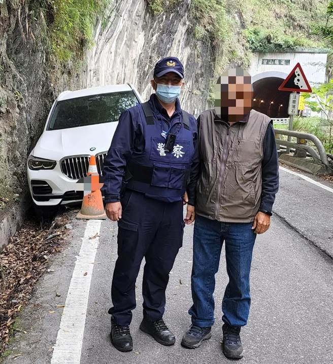 北部商人（右）日前车辆卡在南横公路，等待救援时告诉雾鹿所长胡松俊仁（左）车内有百万现金，两人于是回到事故现场护钞。（关山分局提供／蔡旻妤台东传真）