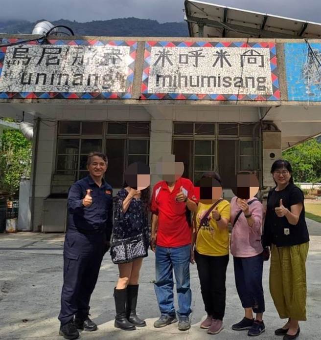 北部商人日前车辆卡在南横公路，等待救援时告诉雾鹿所长胡松俊仁车内有百万现金，两人于是回到事故现场护钞。（关山分局提供／蔡旻妤台东传真）