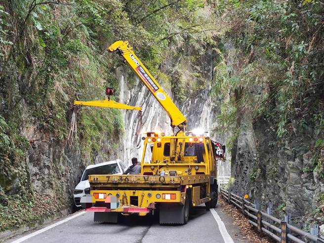 关山警察分局提醒，台20线有「路幅窄、弯道多」的特性，请民眾务必小心慢行。（关山分局提供／蔡旻妤台东传真）