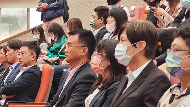 农委会主委陈吉仲（中）表示，「人事都是不实揣测」。（林良齐摄）