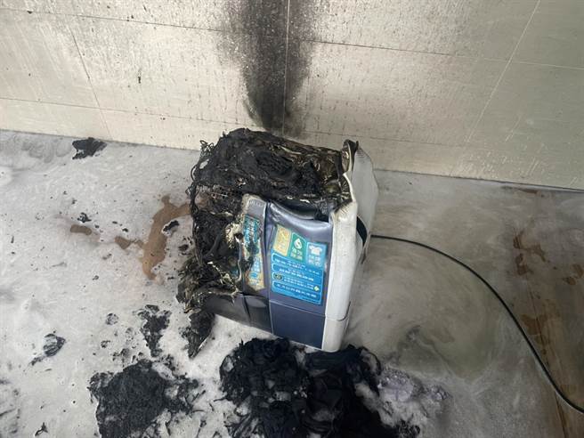 经济部标准检验局公告的瑕疵除溼机于使用中自燃起火。（彰化县消防局提供／孙英哲彰化传真）