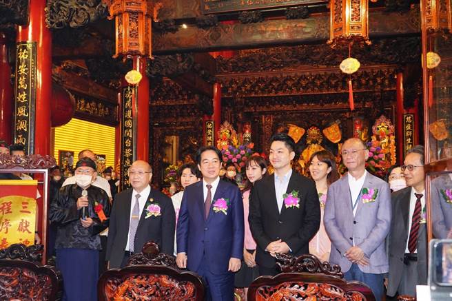 副总统赖清德（左三）、台北市长蒋万安（左四）12日上午出席松山慈佑宫「妈祖圣诞三献礼大典」。（台北市政府提供／陈薏云台北传真）