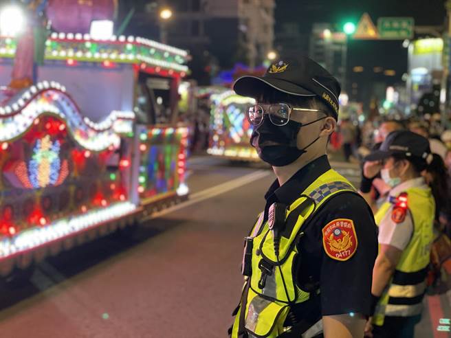 桃园市中坜警分局配合仁海宫198周年妈祖文化季传统闽南阵头及日本阿波舞宗教文化交流活动，上街宣导交通安全观念。（翻摄照片／蔡明亘桃园传真）