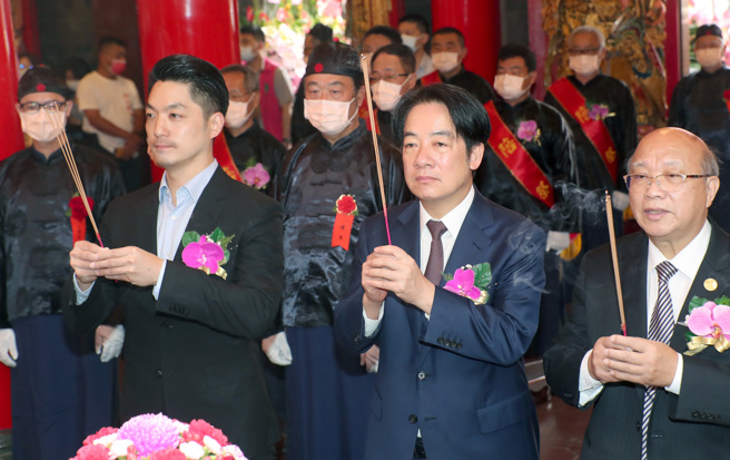 副总统赖清德（中）12日在台北市长蒋万安（左）陪同下，出席松山慈佑宫妈祖圣诞三献礼，手持香火上香同祝妈祖圣诞。（郑任南摄）
