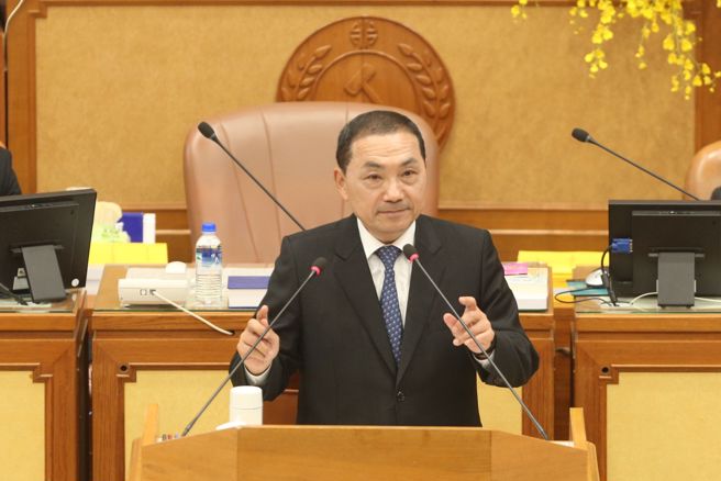 新北市议会12日举行市政总质询，新北市长侯友宜（见图）答询时针对新北市议员翁震州问未来不管是谁出线是否都愿意祝福表示，大家都很关心新北市，最重要要让国家安定、人民安居乐业 ，选举要选上才能做事，做事做出来最重要。（杜宜谙摄）