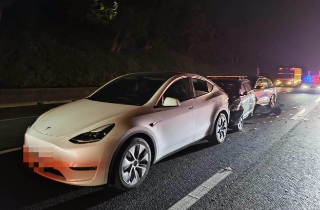 国道1竹南宝山交界处因道路施工，有车辆疑似未能注意前方路况酿追撞。（国道警提供／邱立雅竹县传真）