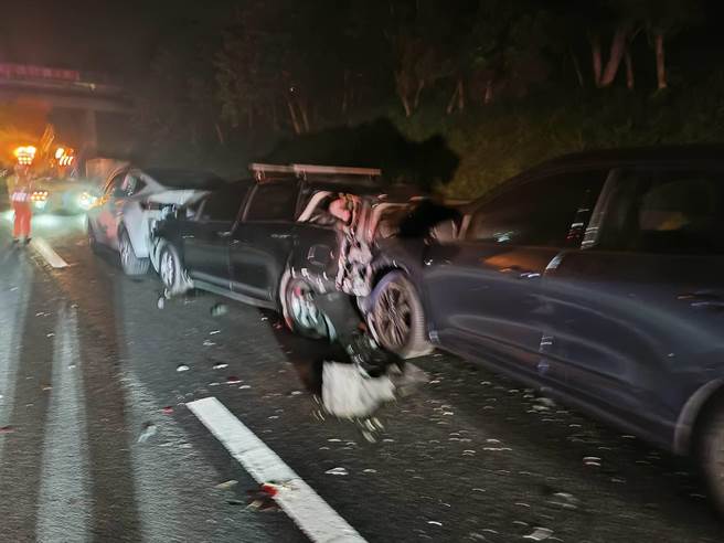 一辆行驶国道1的自小客车疑似未能注意前方路况导致追撞。（国道警提供／邱立雅竹县传真）