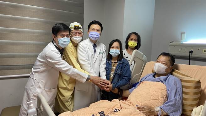 员荣医疗团队探视已脱离险境的魏姓患者。（院方提供／孙英哲彰化传真）