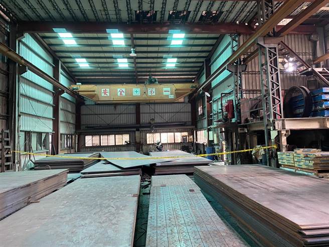 新北市又发生一起工安死亡意外，树林一处厂房的员工62岁郑姓男子今日上午9时28分许在进行吊挂作业时，由于吊具因不明原因断裂，导致铁板砸向郑男，当场失去生命徵象。(黄敬文翻摄)