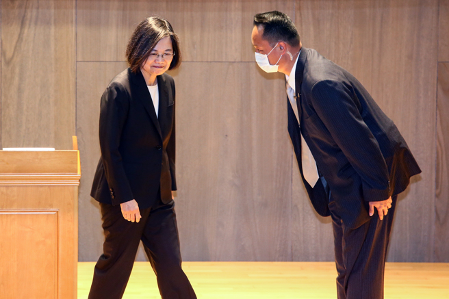 蔡英文总统（左）12日出席高阶文官开训典礼，致词时对高阶文官提出「打造净零时代竞争力」、「强化数位转型力」、「民主典范，智慧国家」、「提升国际竞争力」等四点期许。（邓博仁摄）