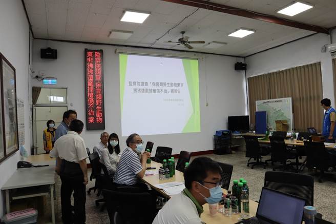 监察委员调查东非狒狒遭射杀案件，12日在前往六福村现勘前，先召集相关单位到关西镇公所举办闭门会议。（邱立雅摄）