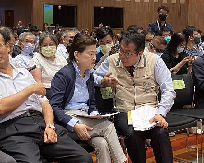 經濟部長王美花（前排左二）今天到台南出席「經濟部產業及中小企業升級轉型措施聯合說明會」，與市長黃偉哲互動熱絡。（曹婷婷攝）
