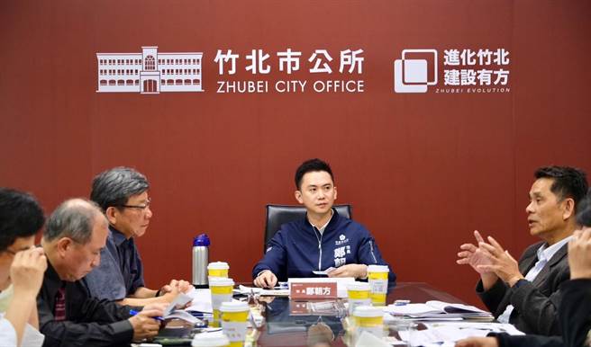 竹北市长郑朝方（中）希望竹北市永续发展，邀请专家组成SDGs城市永续发展委员会，讨论竹北市重大建设规画。（竹北市公所提供／邱立雅竹县传真）