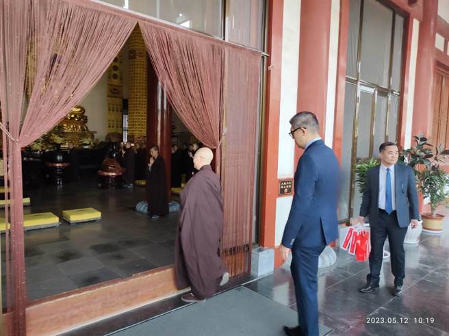连胜文3姐弟赴清凉寺参拜，祈福两岸和平。（相片提供／连战办公室）