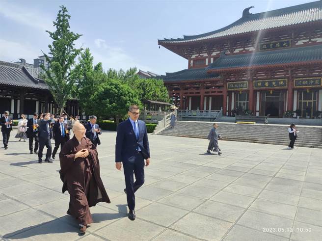 连胜文3姐弟赴清凉寺参拜，受寺方人员热情接待。（相片提供／连战办公室） 