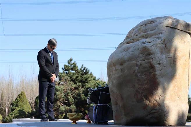 连胜武4月7日赴大陆渖阳「显阳园」扫墓，凭吊曾外祖父母。（相片提供／连战办公室） 