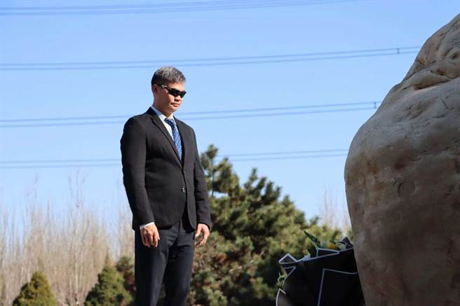 连胜武4月7日赴大陆渖阳「显阳园」扫墓，凭吊曾外祖父母。（相片提供／连战办公室） 