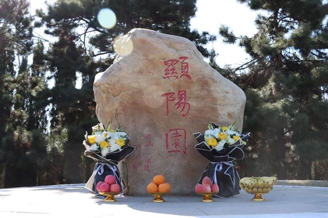 连胜武4月7日赴大陆渖阳「显阳园」扫墓，凭吊曾外祖父母。（相片提供／连战办公室）