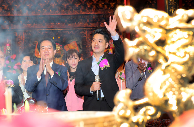 副总统赖清德（左）12日在台北市长蒋万安（右）陪同下，出席松山慈佑宫妈祖圣诞三献礼，同祝妈祖圣诞。（郑任南摄）