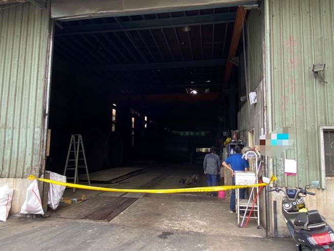 新北市树林一间机械工厂的员工62岁郑姓男子今(12)日上午9时28分许在进行吊挂作业时，吊具因不明原因断裂，导致铁板砸向郑男，送医急救后仍不治身亡。(黄敬文翻摄)