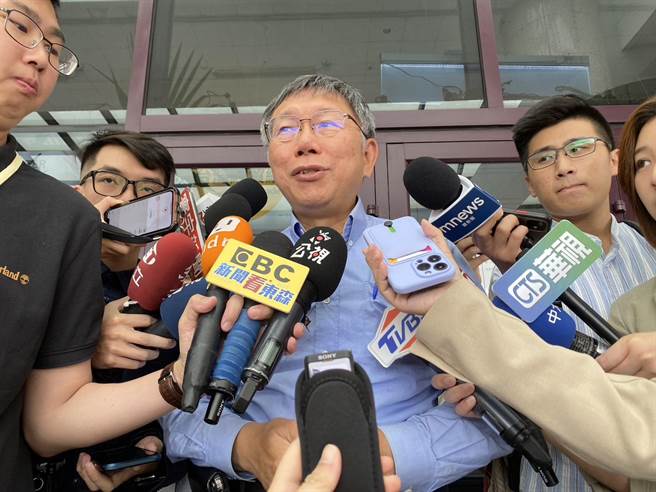 柯今天早上参加国际蔬食节会开幕仪式，会前接受媒体联访。（杨亚璇摄）