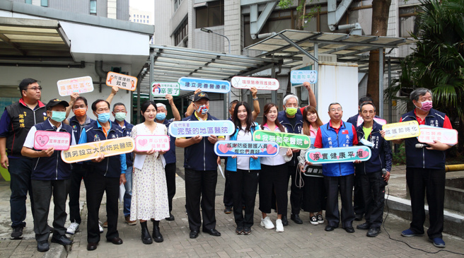 台北市万华区、中正区近20名里长与市议员12日齐聚联医和平院区外，手持「向护理师致敬」「所有防疫人员辛苦了」「我是和平人」等看板，感谢医护人员无论疫情或平时对民眾的付出，同时呼吁政府将和平医院还给社区。（张铠乙摄）