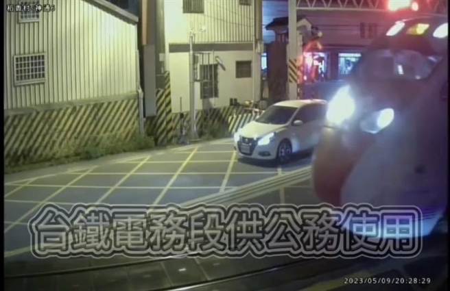吉安鄉稻香村平交道，警鈴已響、遮斷桿要降下時，竟闖入平交道範圍內，列車從旁緩慢經過，險象環生。（鐵警提供／王志偉花蓮傳真）