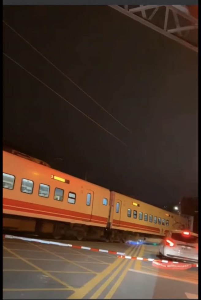 網友上傳影片，白色自小客車臨停於吉安鄉稻香村平交道內，因觸動平交道異物偵測系統，致當時台鐵列車緊急降速慢行通過，險釀事故。（摘自花蓮同鄉會臉書）