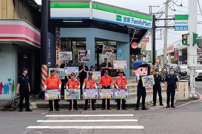 桃园市大园警分局12日结合协勤民力，由分局长王铉仁带队，于上班尖峰时段在市区街头举牌宣导交通安全观念。（翻摄照片／蔡明亘桃园传真）