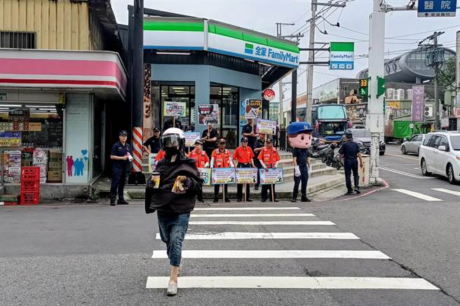 桃园市大园警分局12日结合协勤民力，由分局长王铉仁带队，于上班尖峰时段在市区街头举牌宣导交通安全观念。（翻摄照片／蔡明亘桃园传真）