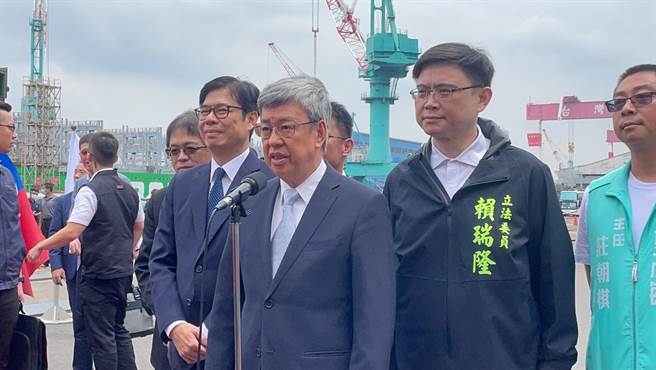 行政院长陈建仁（中）。（洪靖宜摄）