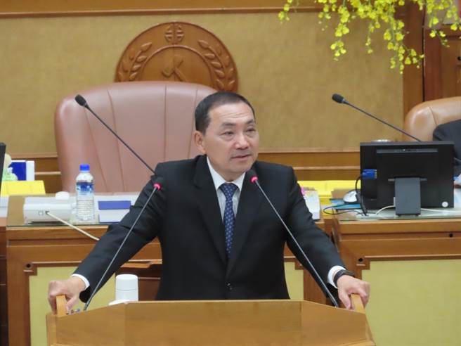 面对绿营议员猛问党内谁是黑金？ 新北市长侯友宜回应，用最高标准检视自己。（叶德正摄）