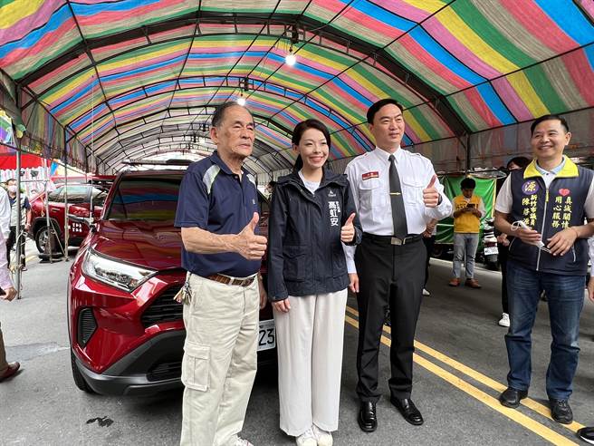 新竹市长和宫主委杨金土及各委员请示妈祖同意后，购置全新打造、安全性完备、总价值超过451万元的消防警备车4辆捐赠给新竹市消防局。（王惠慧摄）