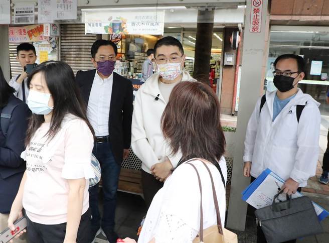 基隆市长谢国梁（中）与交通处长王圳宏（左二）搭乘1815了解通勤状况。（基隆市政府提供／徐佑升基隆传真）