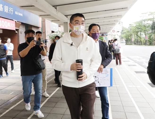 基隆市长谢国梁12日一早就搭乘1815了解通勤现况。（基隆市政府提供／徐佑升基隆传真）