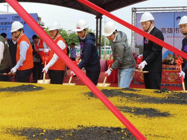 高雄市桥头再生水厂兴建移转营运案今天举行开工动土典礼，行政院长陈建仁、高雄市长陈其迈等人蒞临参加。（林雅惠摄）